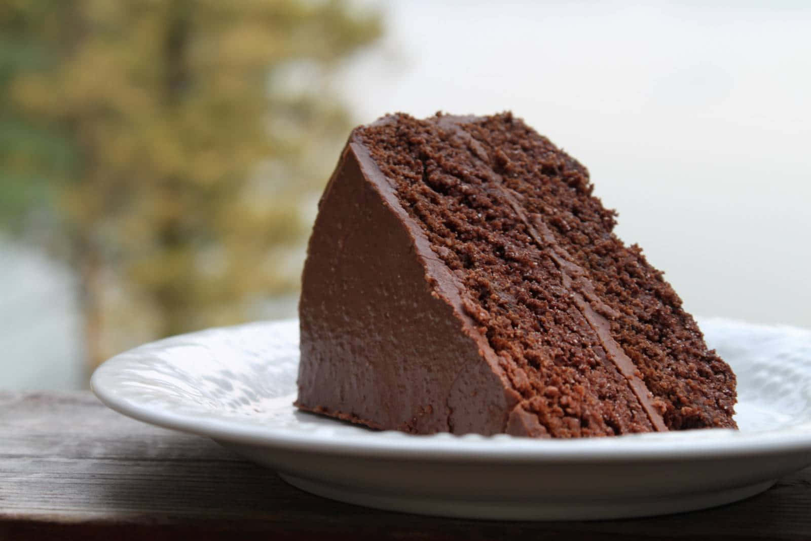 Deliziaappiccicosa: Torta Al Cioccolato Celestiale Su Un Piattino