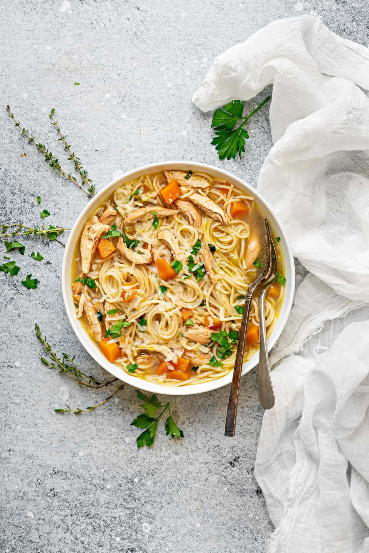 Deliziosinoodles Fumanti Serviti In Una Ciotola