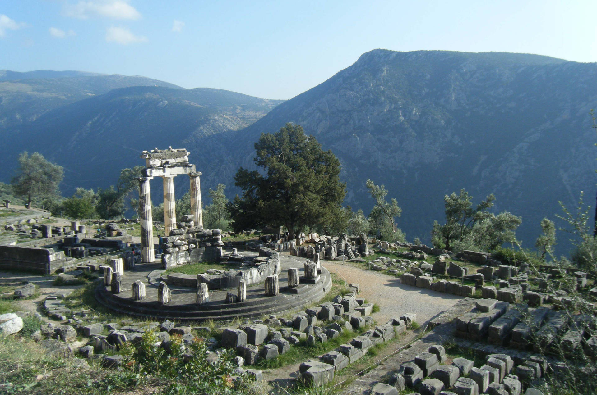 Ruinasdel Templo De Apolo De Delfos. Fondo de pantalla