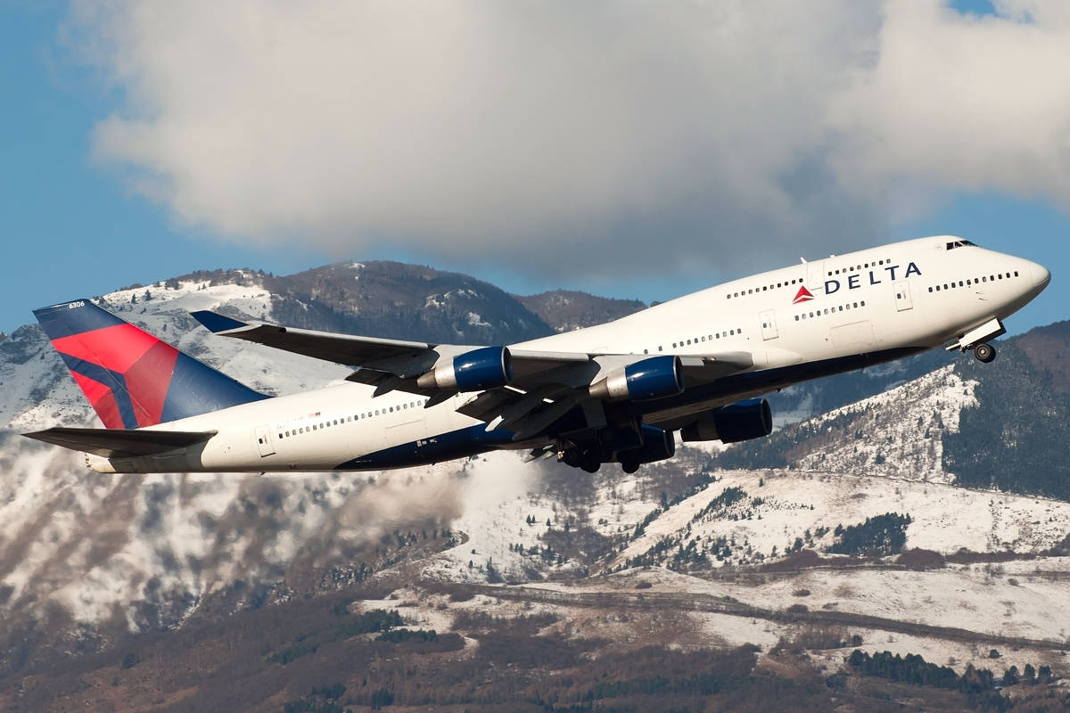 Delta Airlines flyvemaskine flyver forbi bjerge Wallpaper