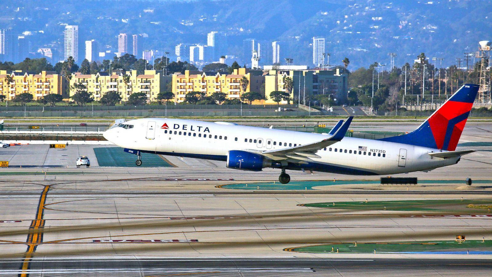 Aviónde Delta Airlines En La Pista Del Aeropuerto. Fondo de pantalla