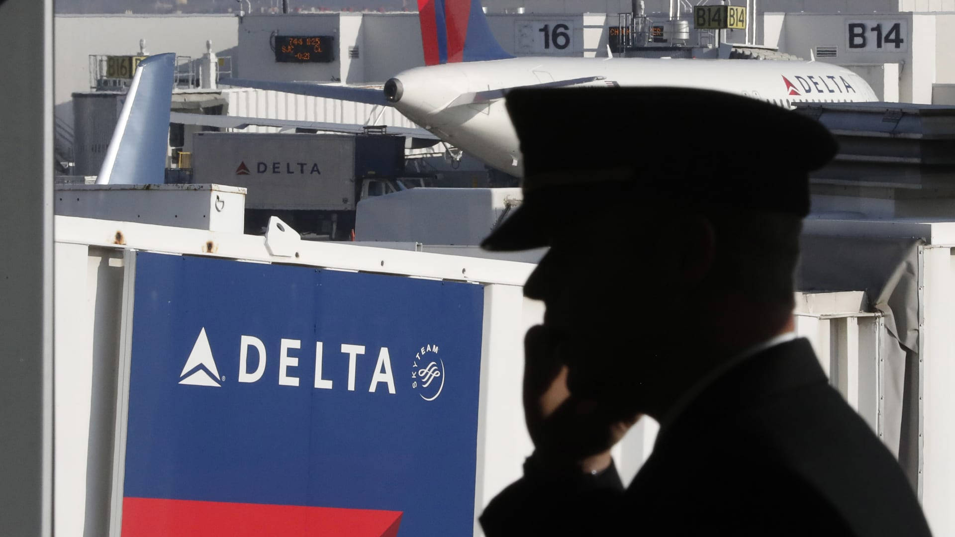 Oplev en eventyrlig rejse med dette aviator-tapet fra Delta Airlines. Wallpaper