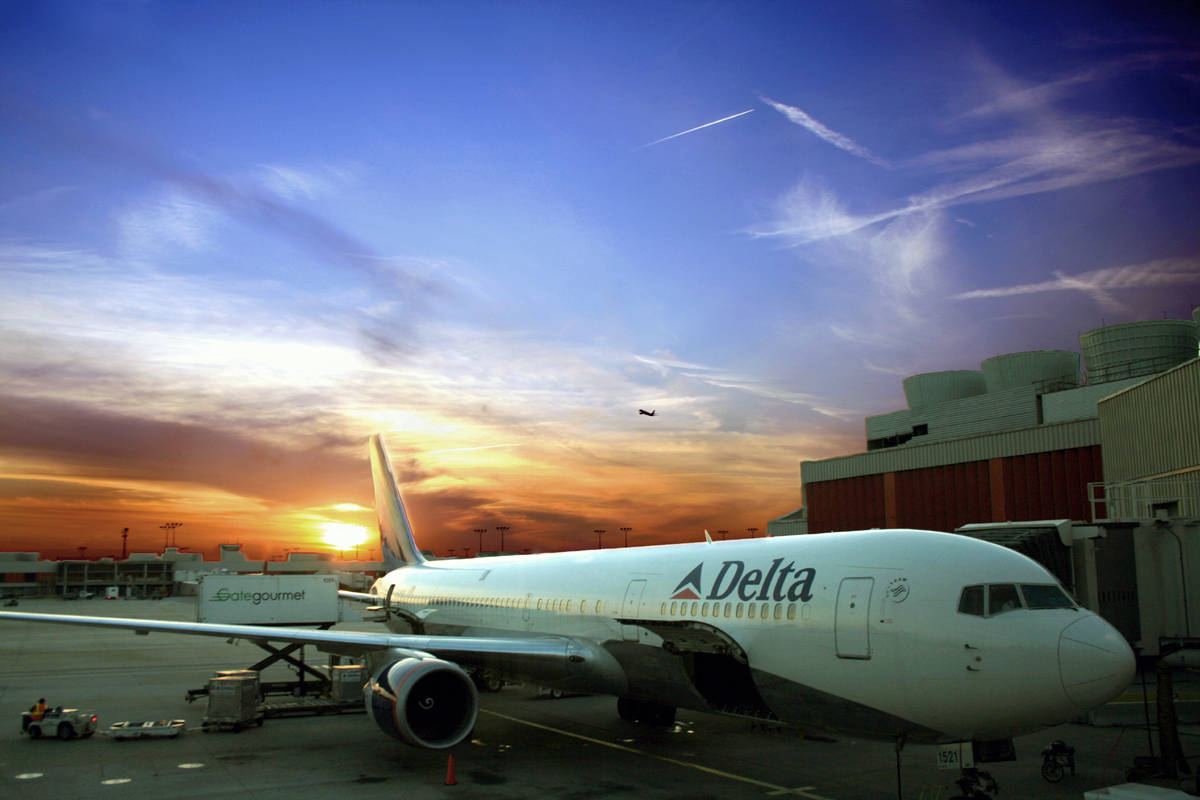 Deltaairlines Geparktes Flugzeug, Sonnenuntergang Am Himmel. Wallpaper