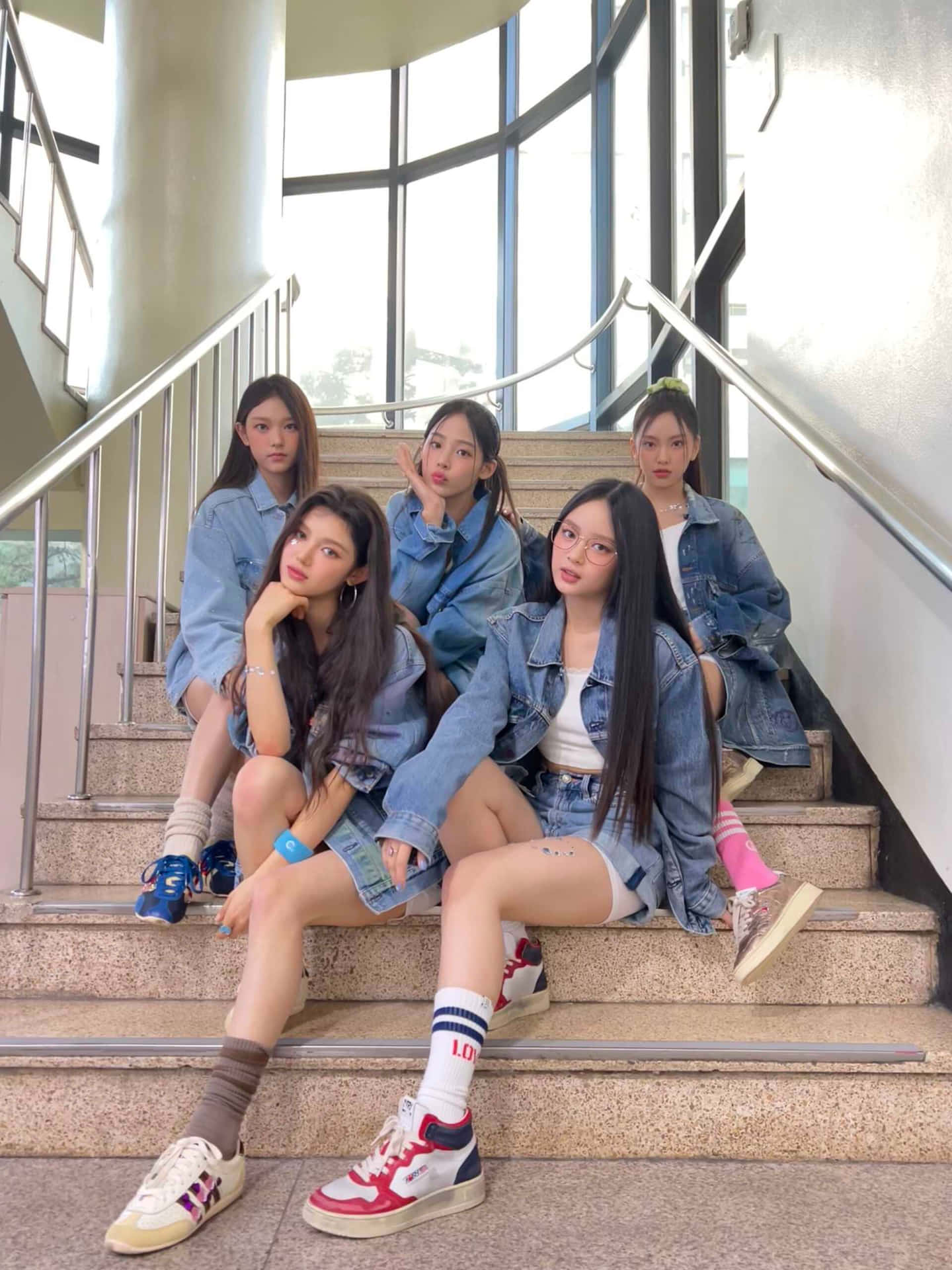 Pose De Groupe En Denim Sur Escalier Fond d'écran