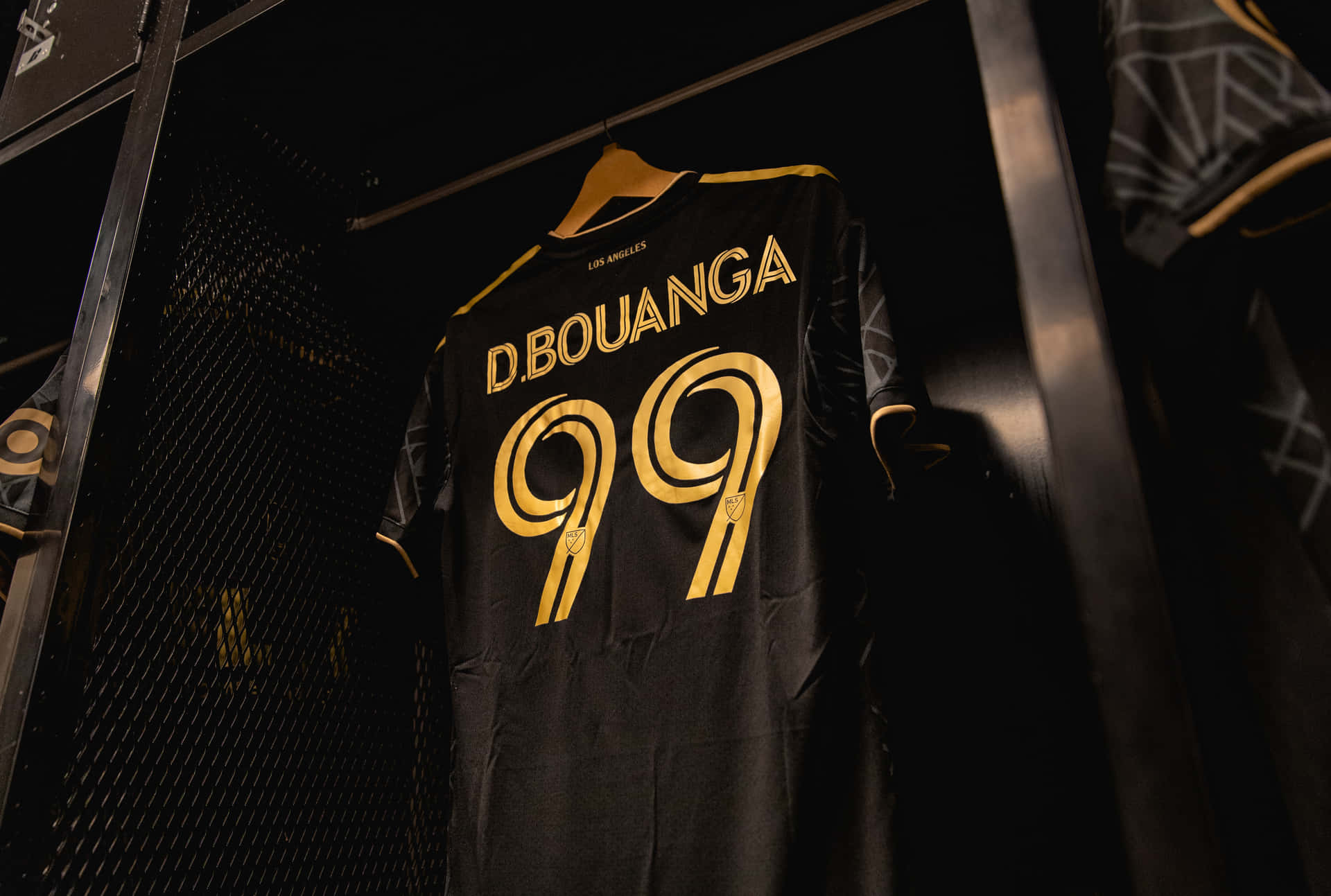 Denisbouanga Camiseta Negra Y Dorada Con El Número 99 Fondo de pantalla