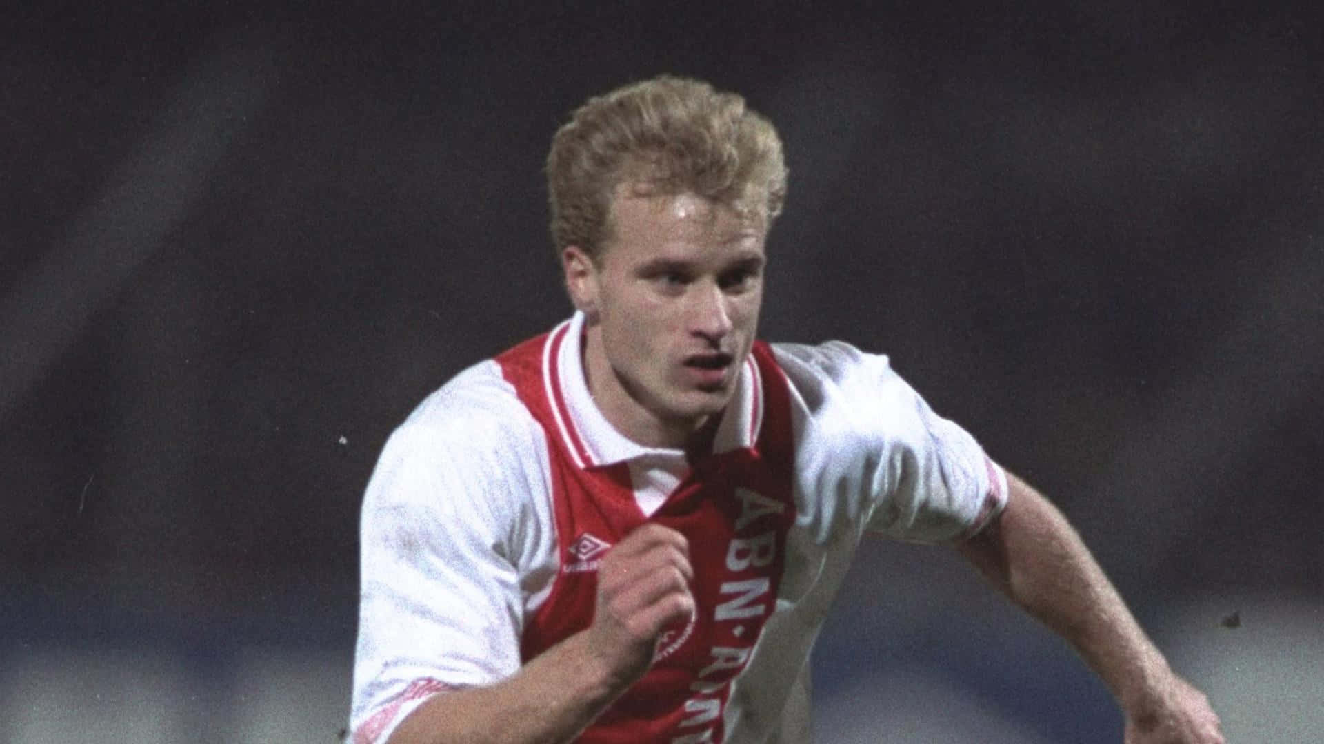 Dennisbergkamp Ajax Corriendo En Acción 1992 Fondo de pantalla