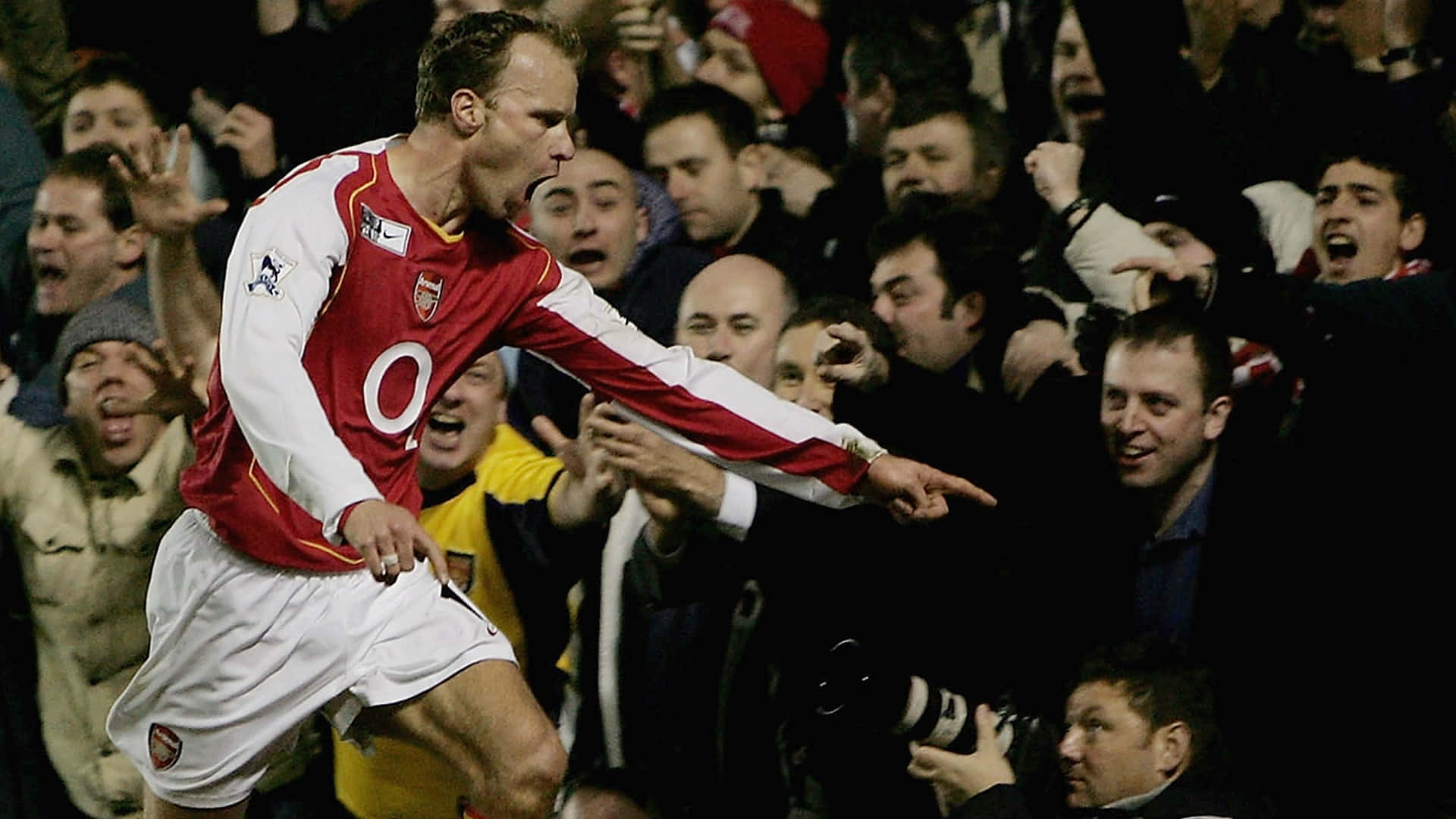 Dennis Bergkamp Arsenal VS. Manchester United Wallpaper