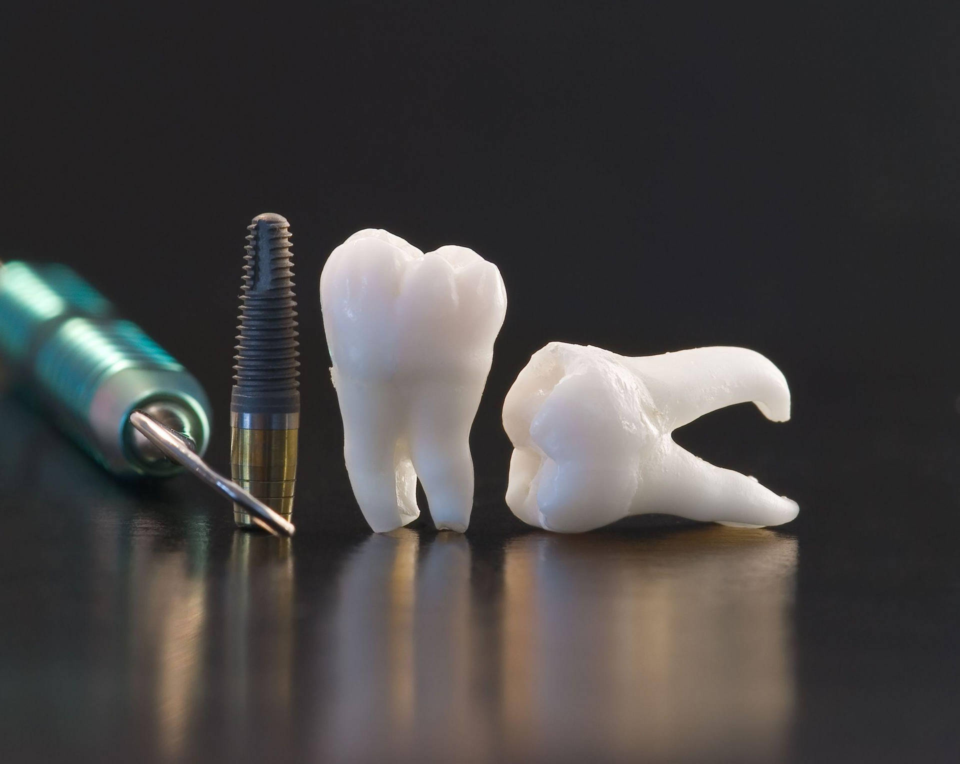 Værktøjer til tandlæger ved siden af udtrukne tænder Wallpaper