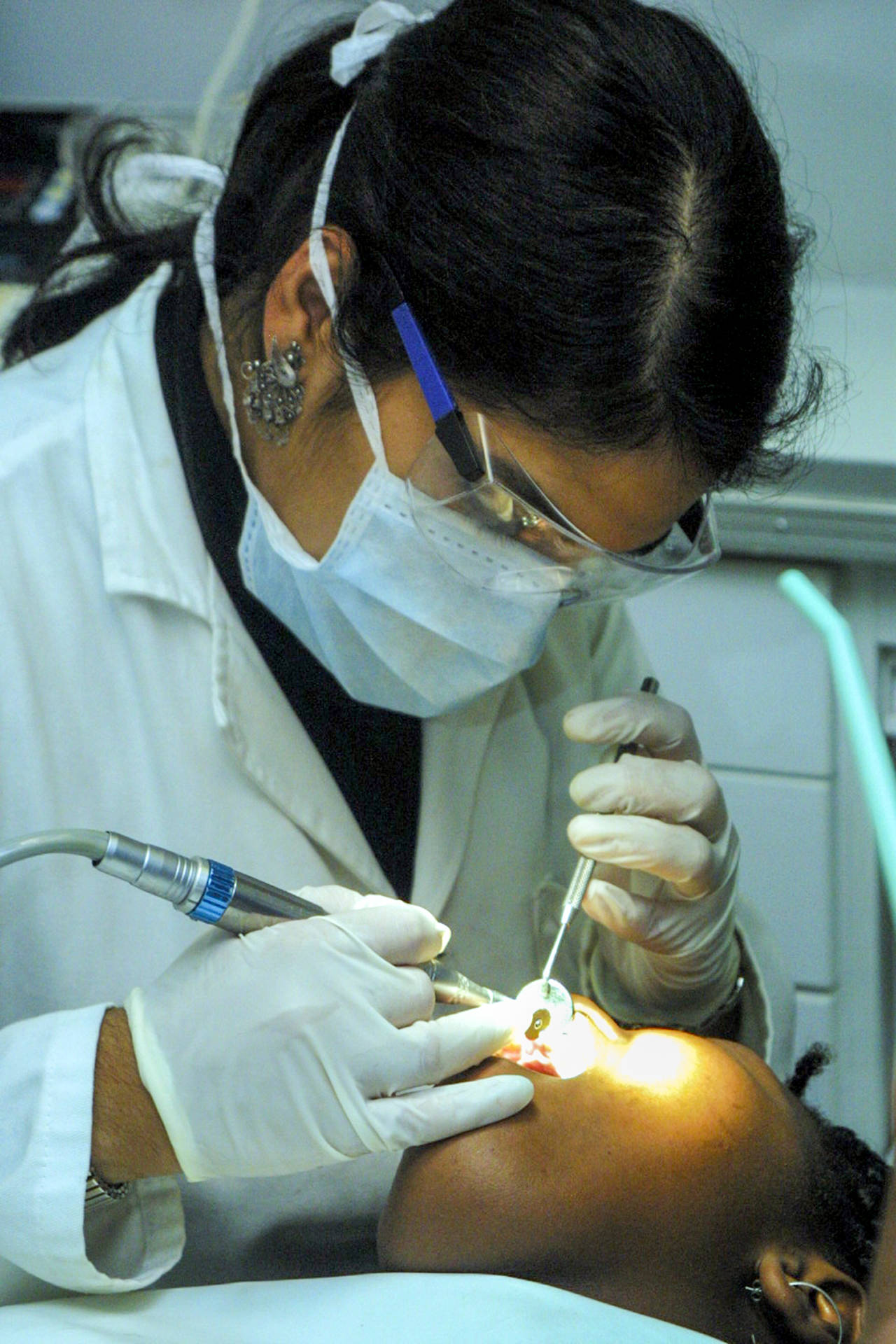 Dentist tjekker patient tandlæge portræt tapet Wallpaper