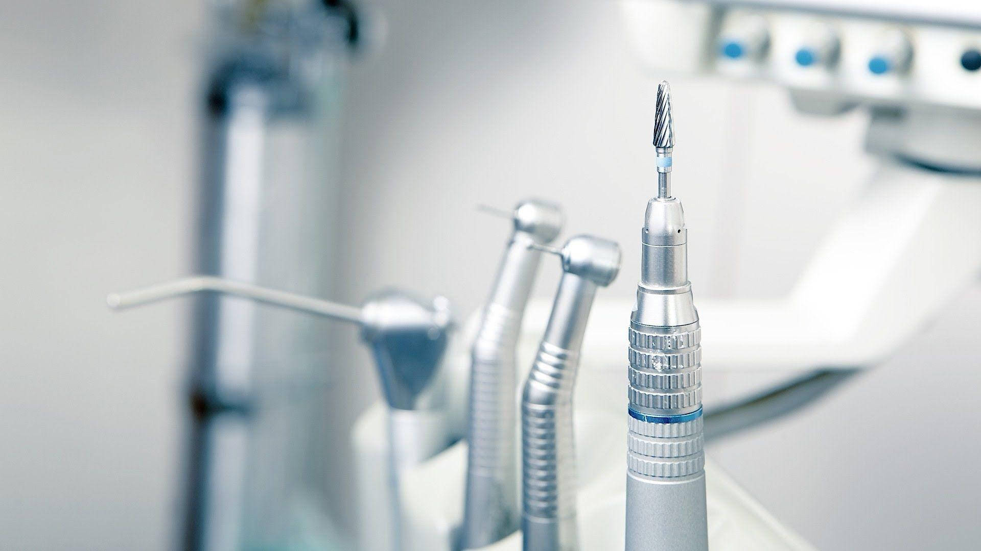 Tandlægens tandværktøjer på en blå baggrund Wallpaper