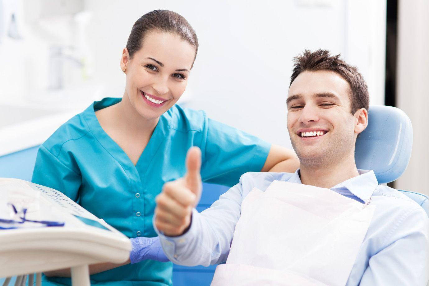 Tandlæge smiler med patient Wallpaper