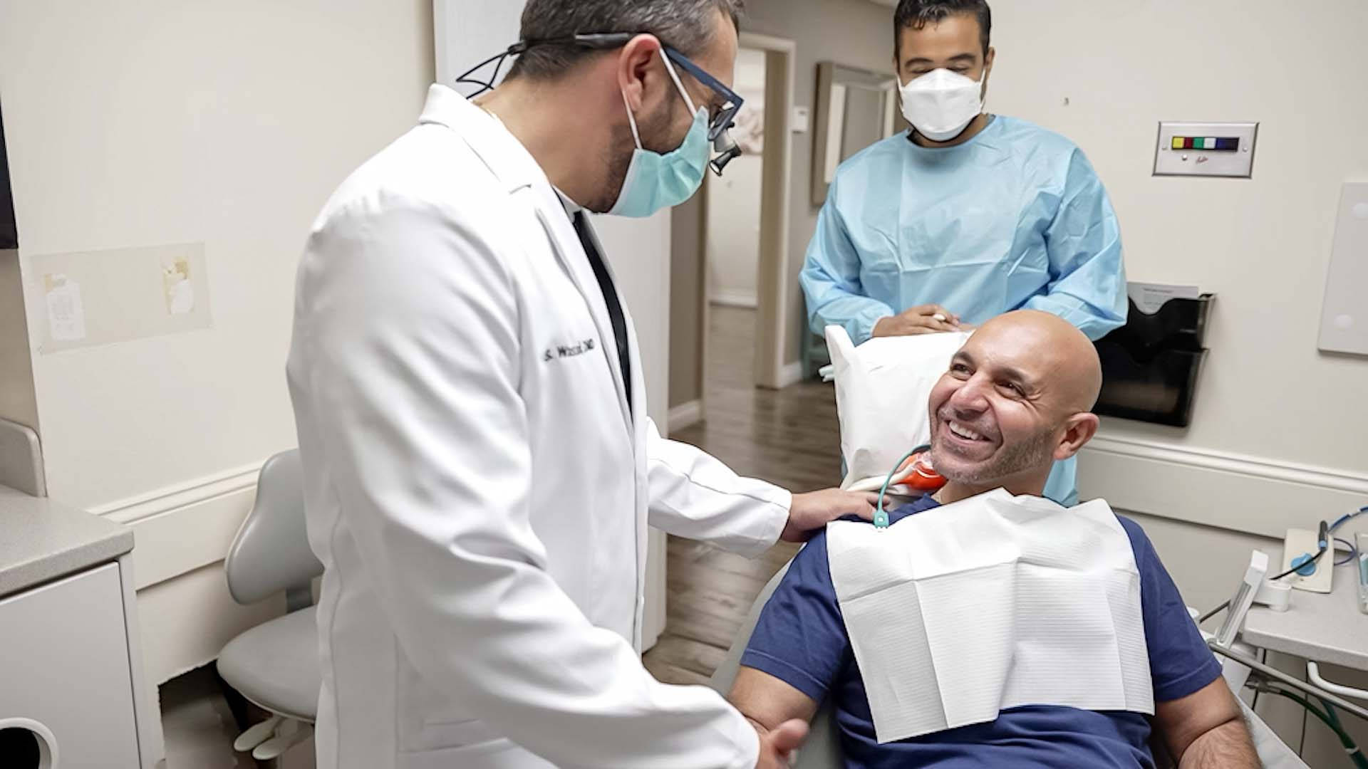 Dentistaconversa Com Paciente Sorridente. Papel de Parede