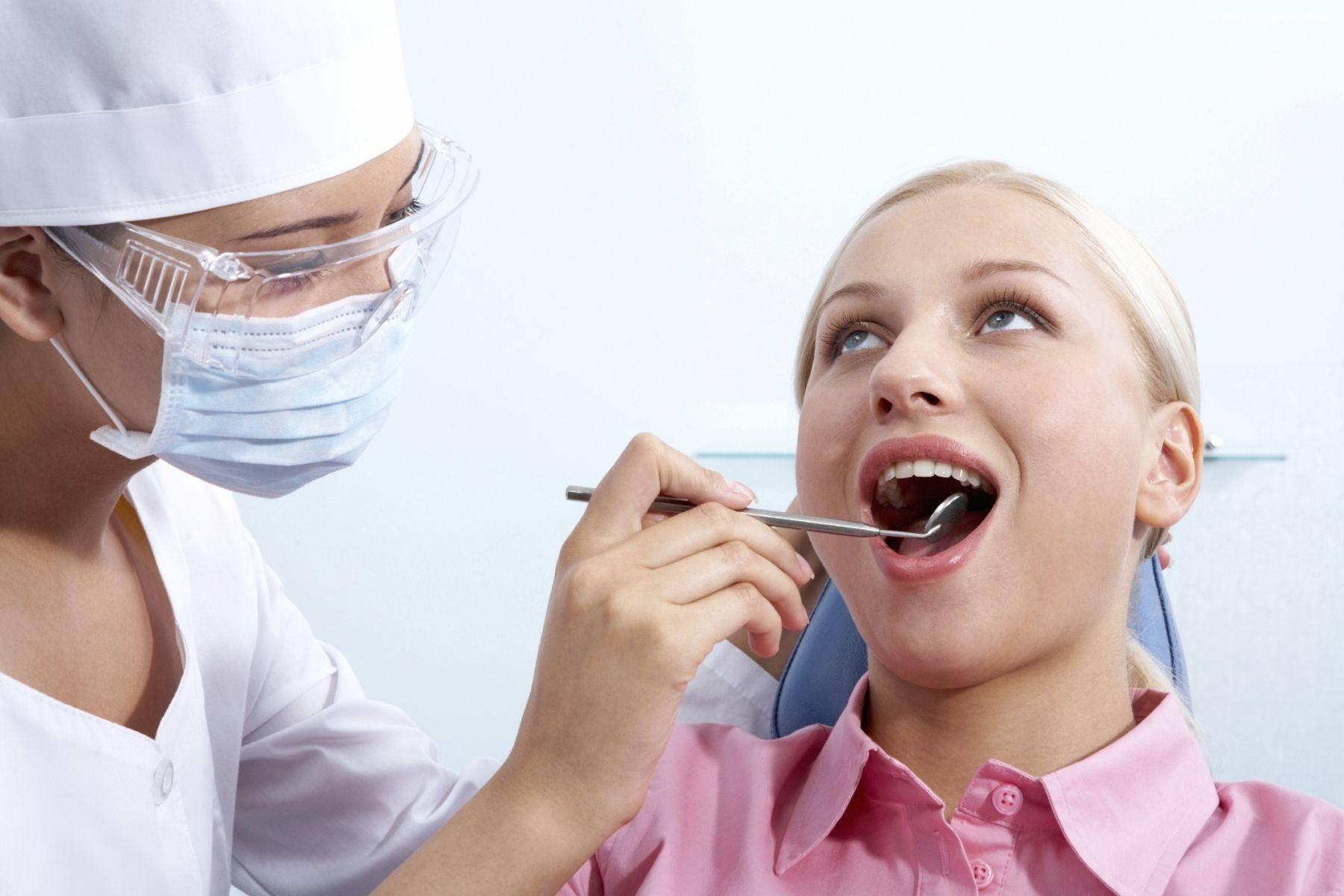 Zahnarztverwendet Spiegelstange Am Patienten. Wallpaper