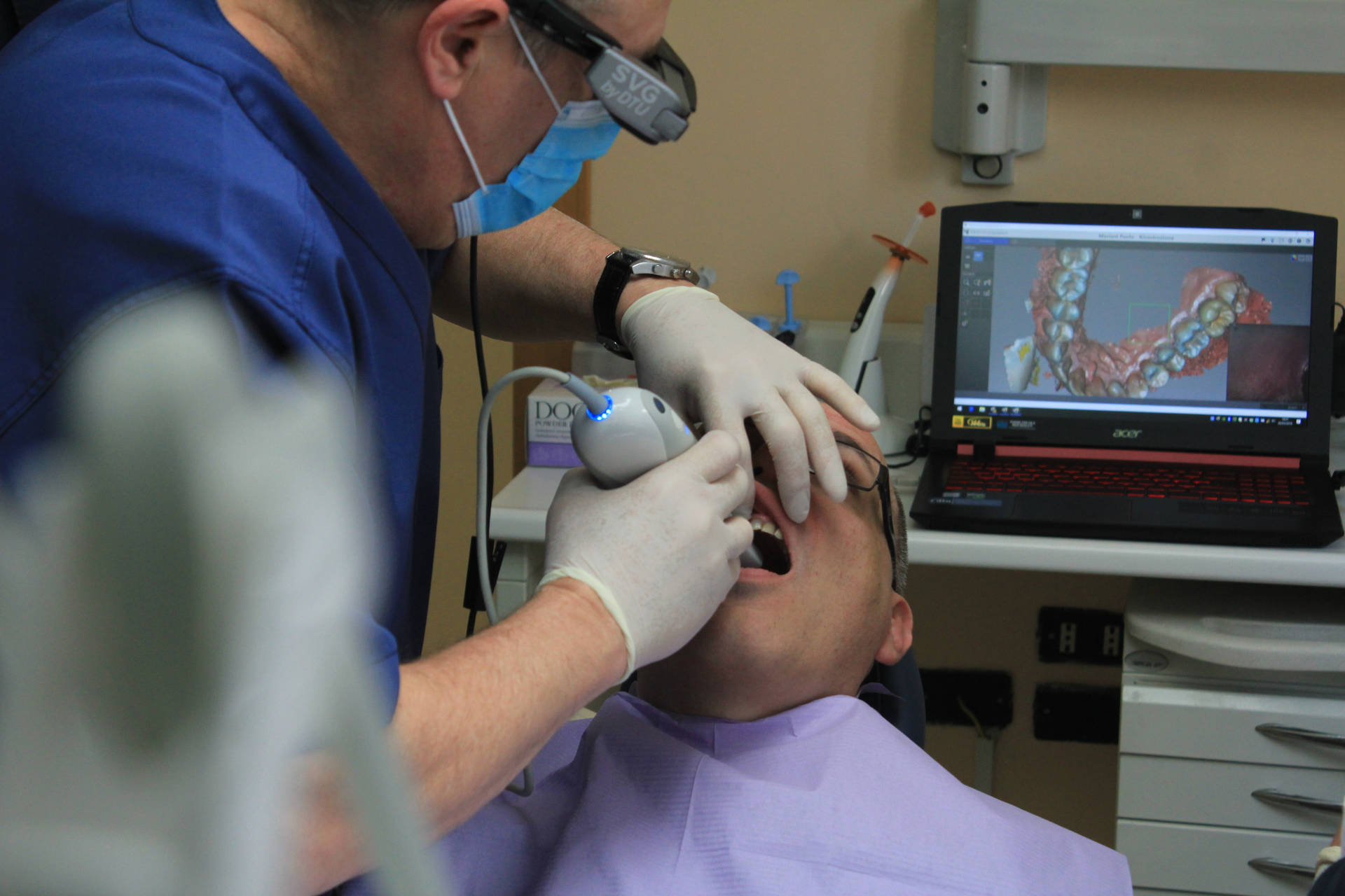 Odontólogoviendo Los Dientes Del Paciente Odontología Fondo de pantalla