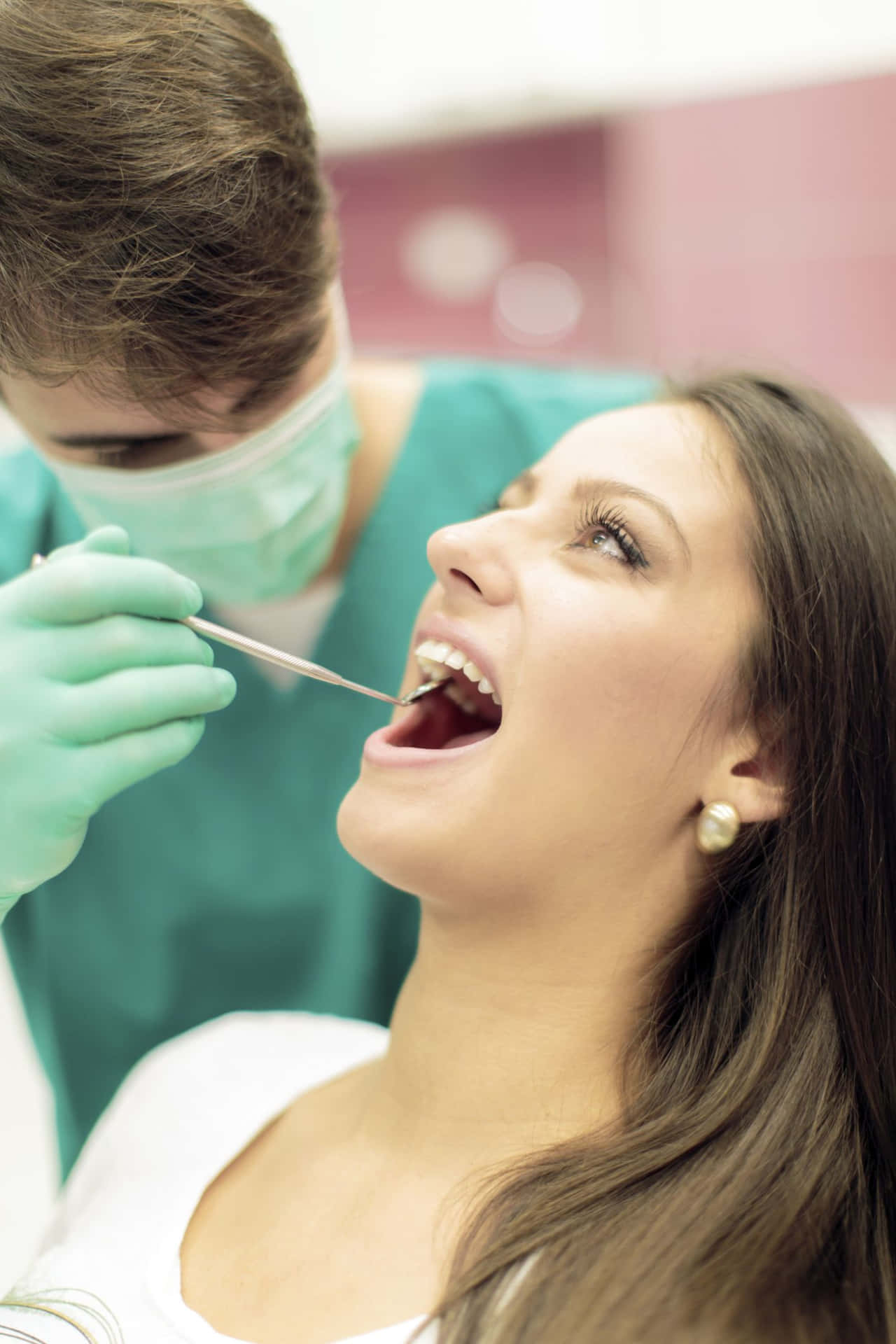 Dentistache Esamina Il Paziente Con Strumenti Dentali, O Dentista Che Visita Il Paziente Con Attrezzi Dentali.