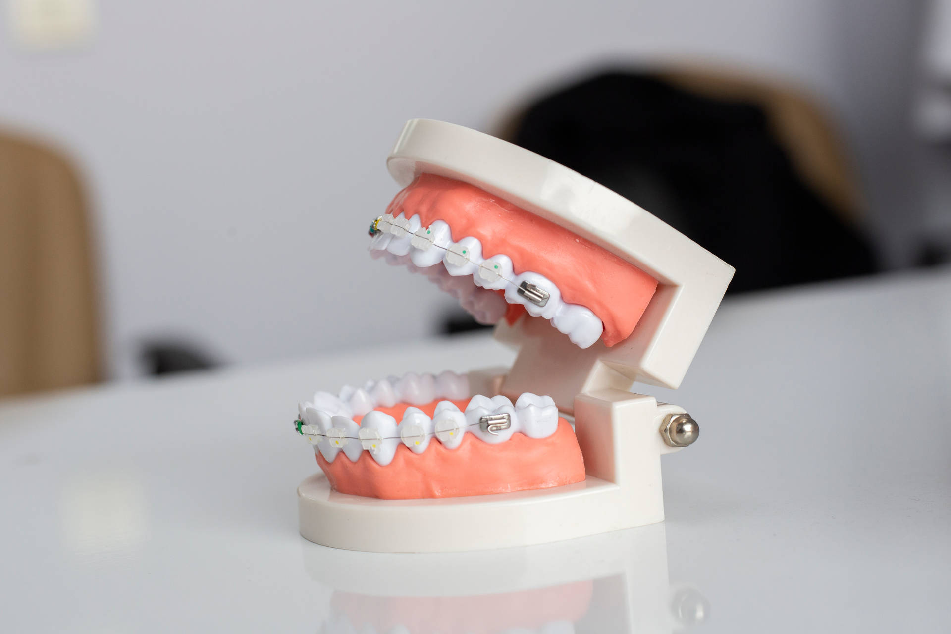 Tandlæge tænder model med bøjler tapet Wallpaper