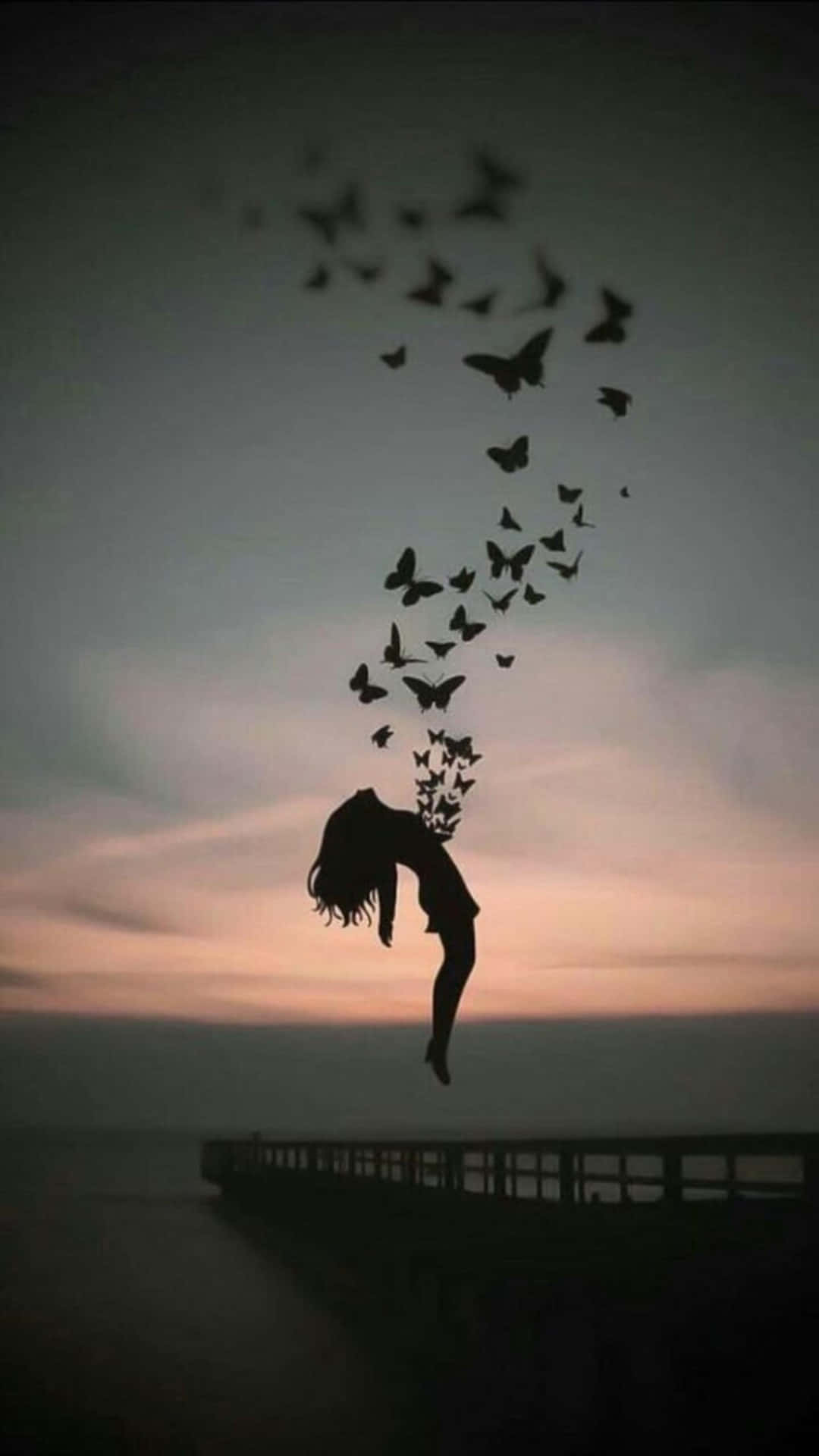 En pige flyver i luften med fugle, der flyver omkring hende. Wallpaper