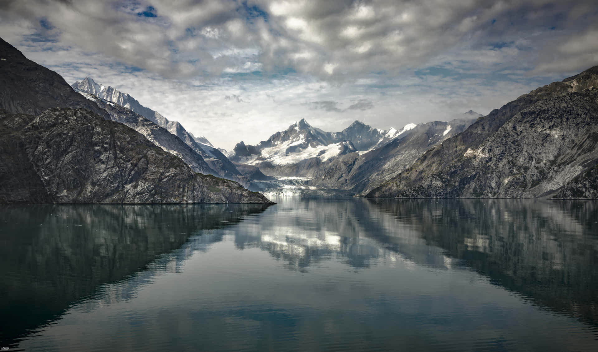 Vistadesaturada De Las Montañas Del Parque Nacional De La Bahía De Los Glaciares Fondo de pantalla