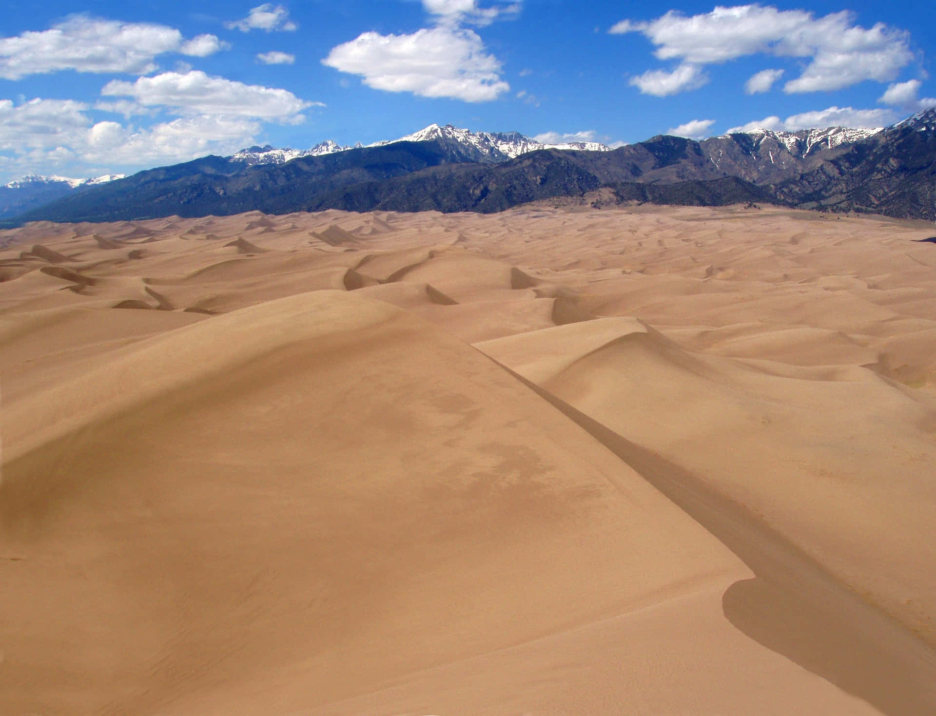 Dunes De Désert Avec Arrière-plan Montagneux Fond d'écran