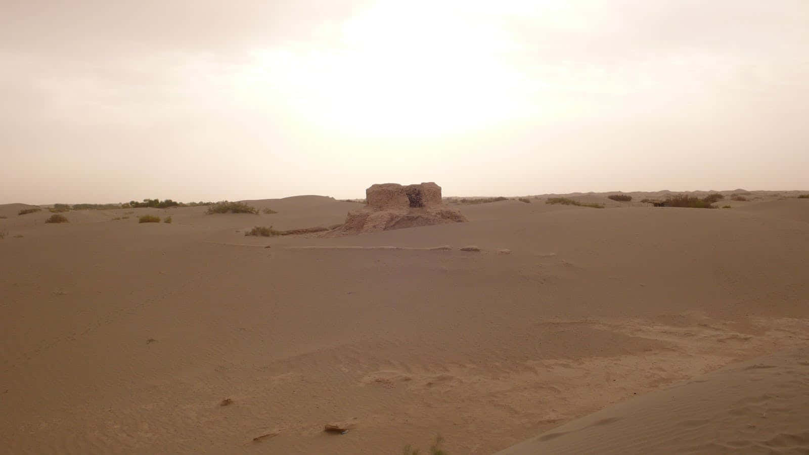 Osol Surgindo Sobre Um Vasto Deserto.