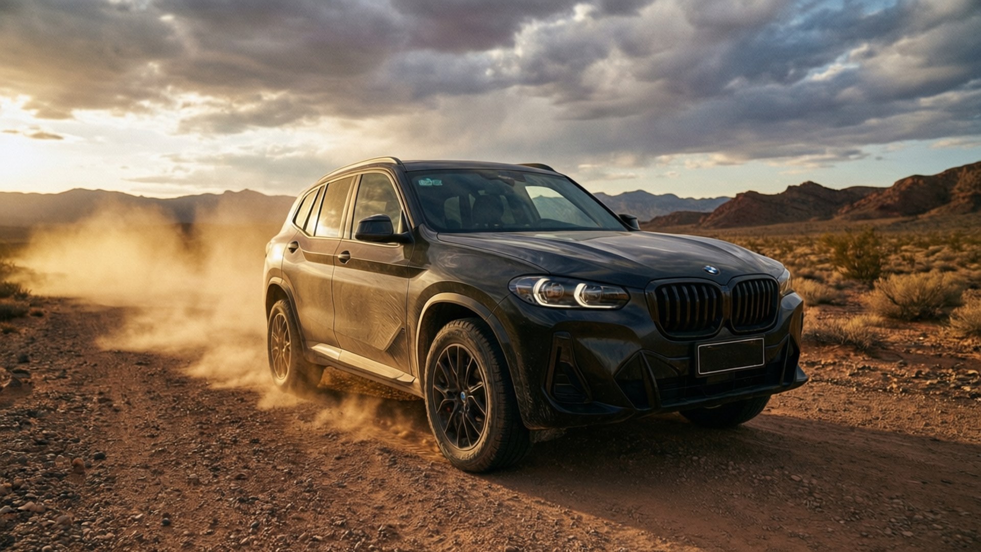 BMW X1 kjører på ørkenvei, støv, dramatisk himmel