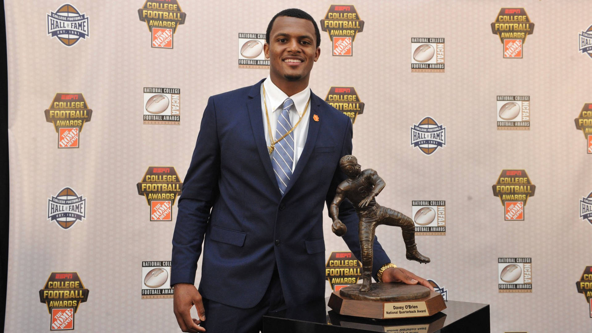 Deshaunwatson Davey O'brien Award Can Be Translated To German As 