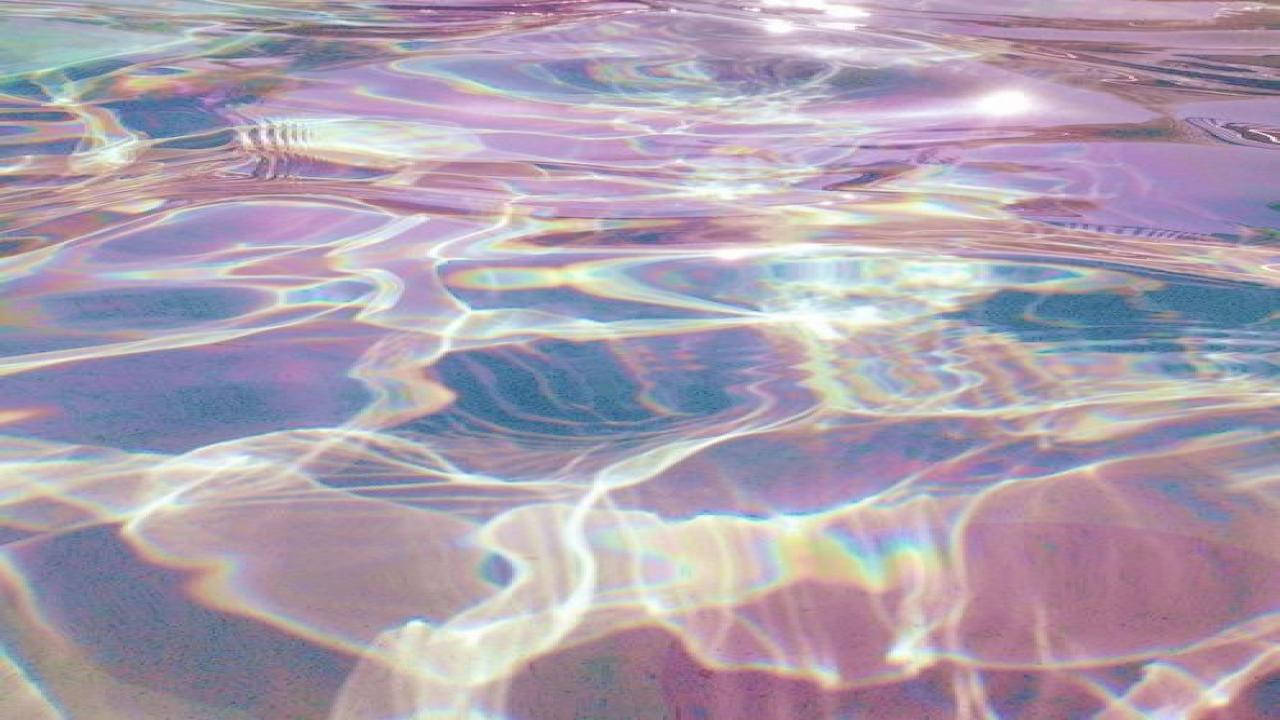 Umapiscina Com Água Colorida Em Tons De Arco-íris. Papel de Parede