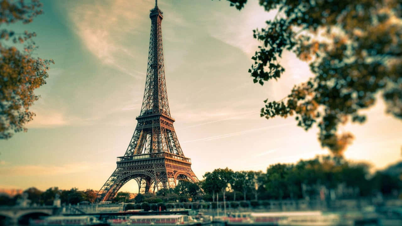 Et Eiffel Tower baggrundsbillede til en stationær pc.