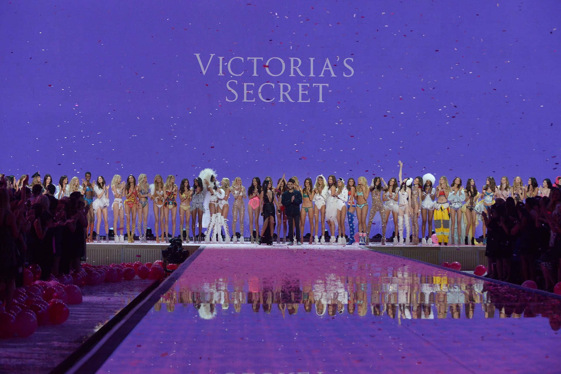 Deslumbrantesmodelos De Victoria's Secret En La Pasarela