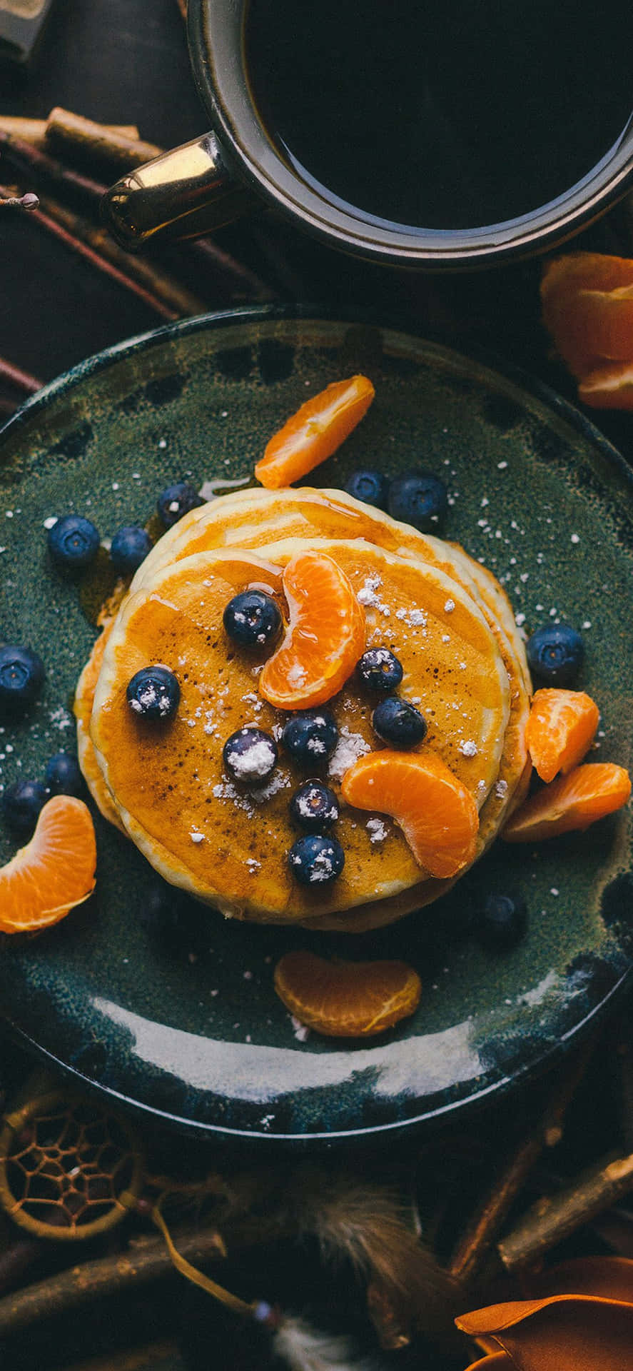En tallerken med pandekager med appelsiner og blåbær Wallpaper