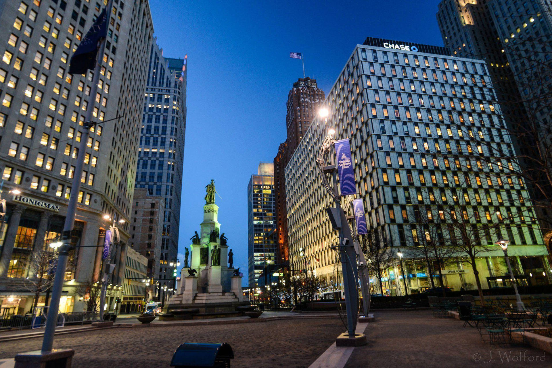 Vibrant Downtown Detroit Showcasing the Iconic Qube Monument Wallpaper