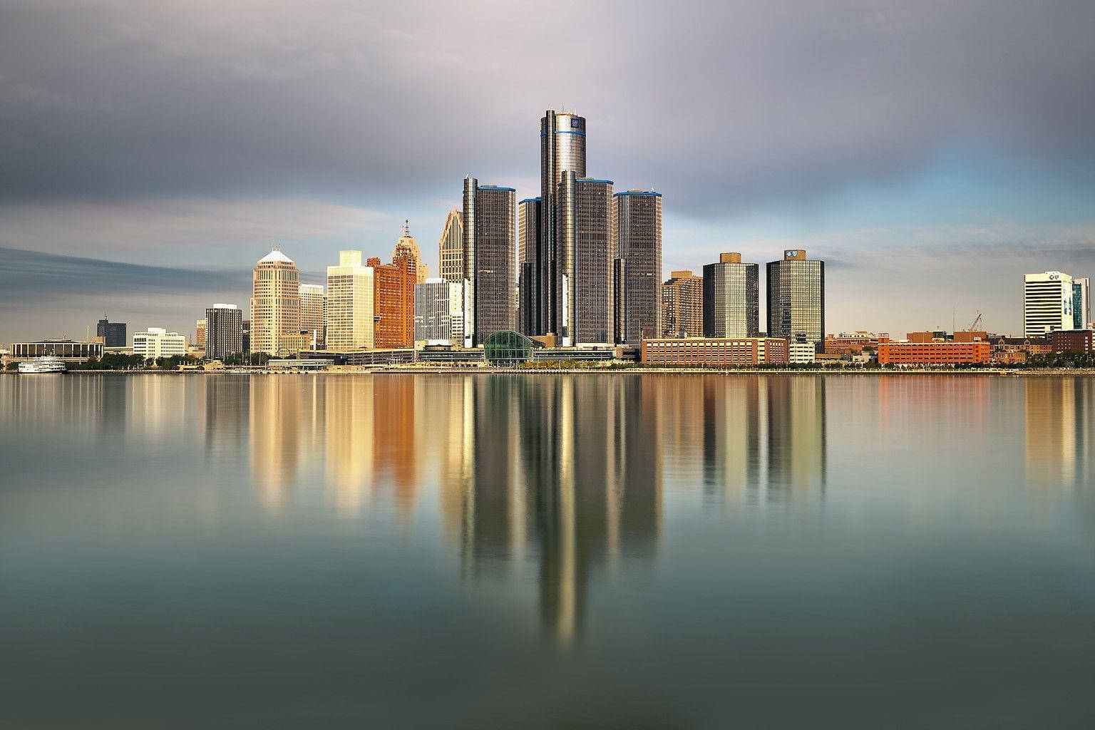 Detroitglänzende Gebäude Reflektiert Wallpaper
