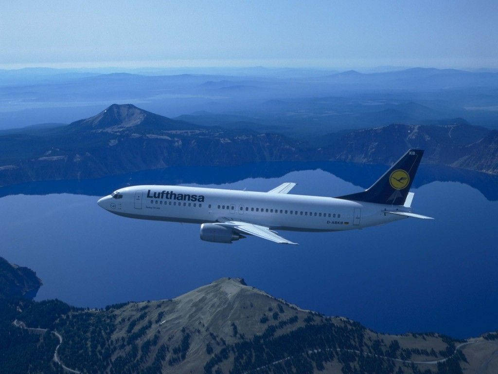 Deutsche Lufthansa Flyver over bjergene baggrundsbillede Wallpaper