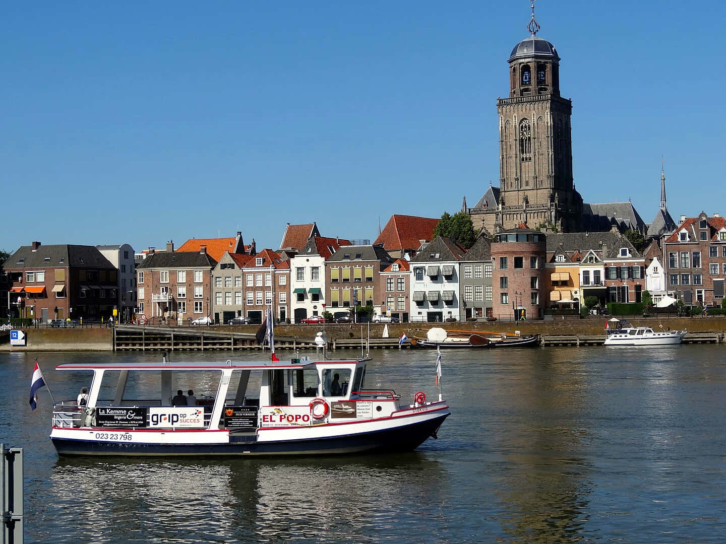 Deventer Skylinewith Lebuinus Church Wallpaper