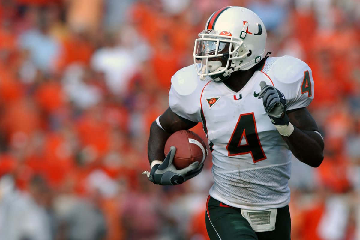 Devin Hester Aksi Sepak Bola Universitas Miami Wallpaper