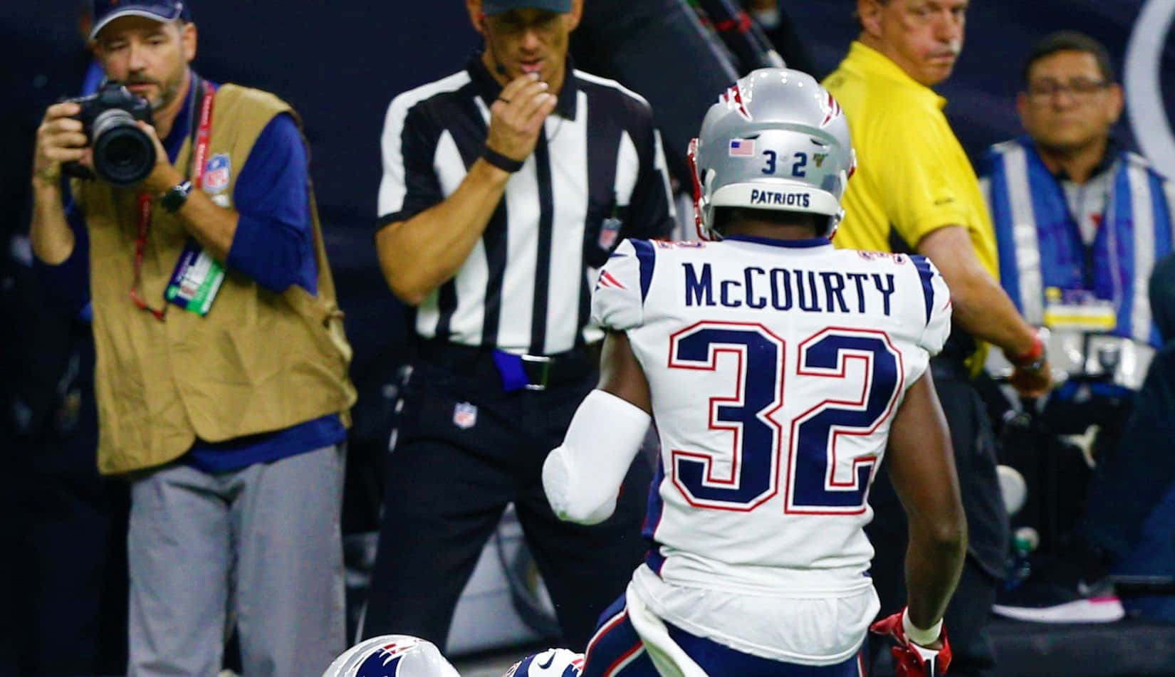 Devin Mccourty En Action Sur Le Terrain Fond d'écran