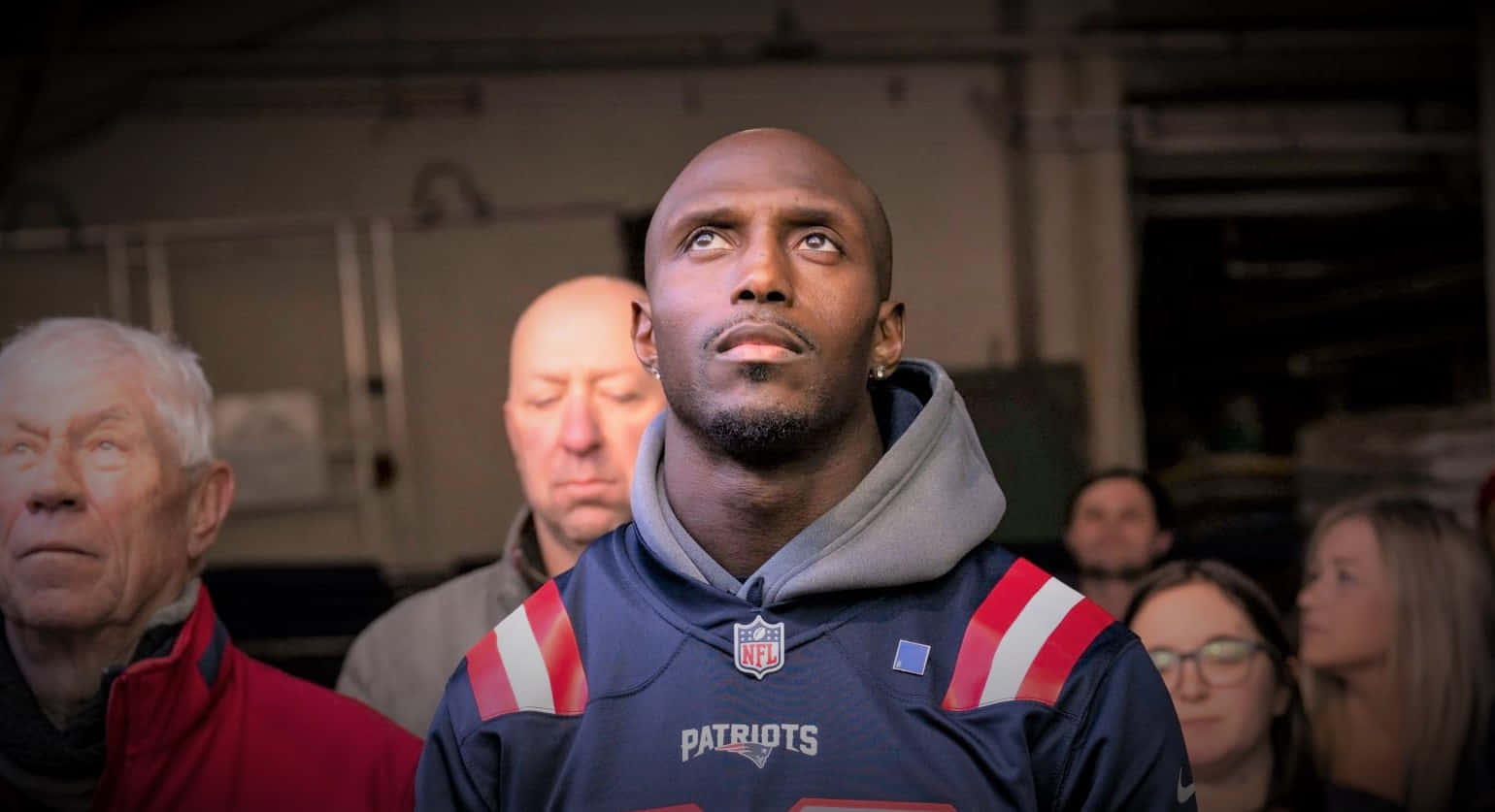 Devin Mccourty Beraksi Di Lapangan Wallpaper