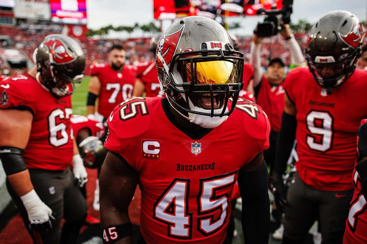 Devin White Buccaneers Captain Game Day Wallpaper