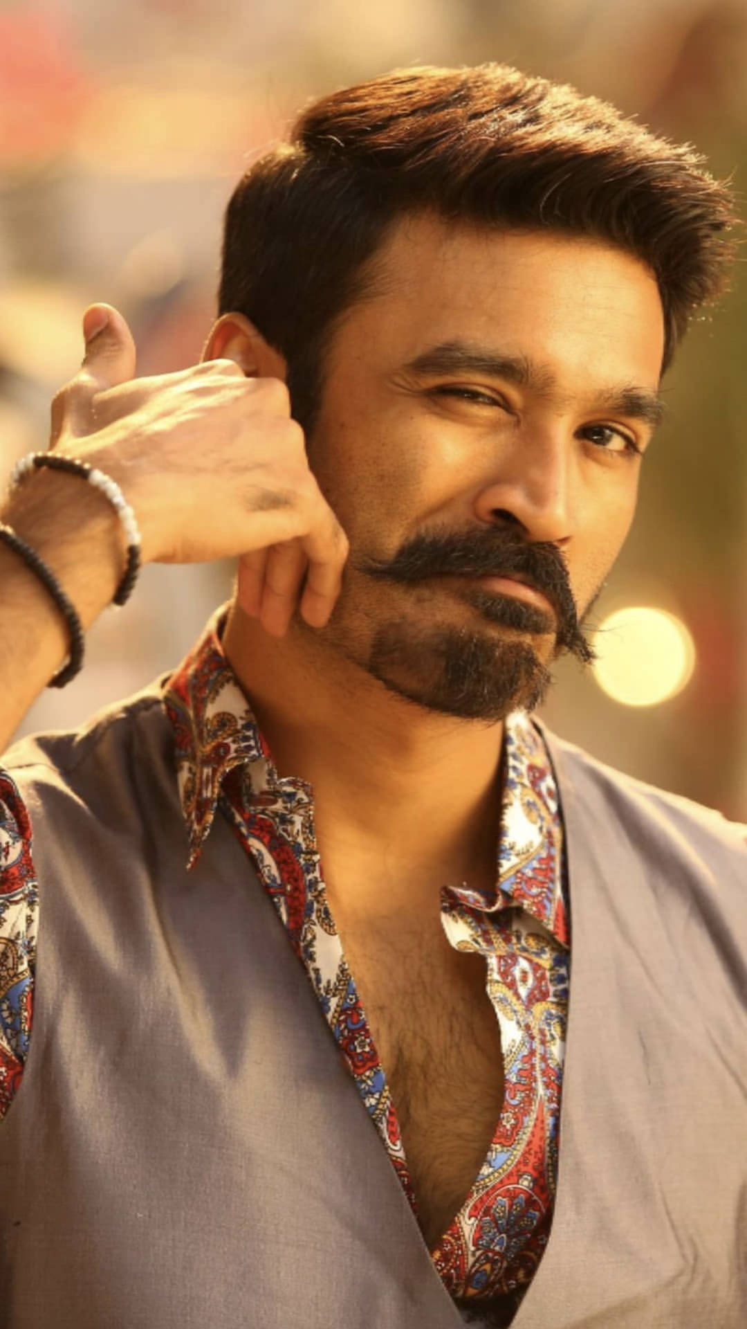 Dhanush med pæn skæg ligner et stort smil. Wallpaper