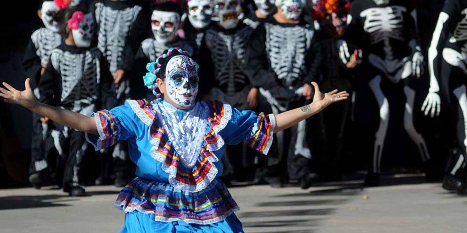 Dia De Los Muertos Costumed Dancer Painted Mask Wallpaper