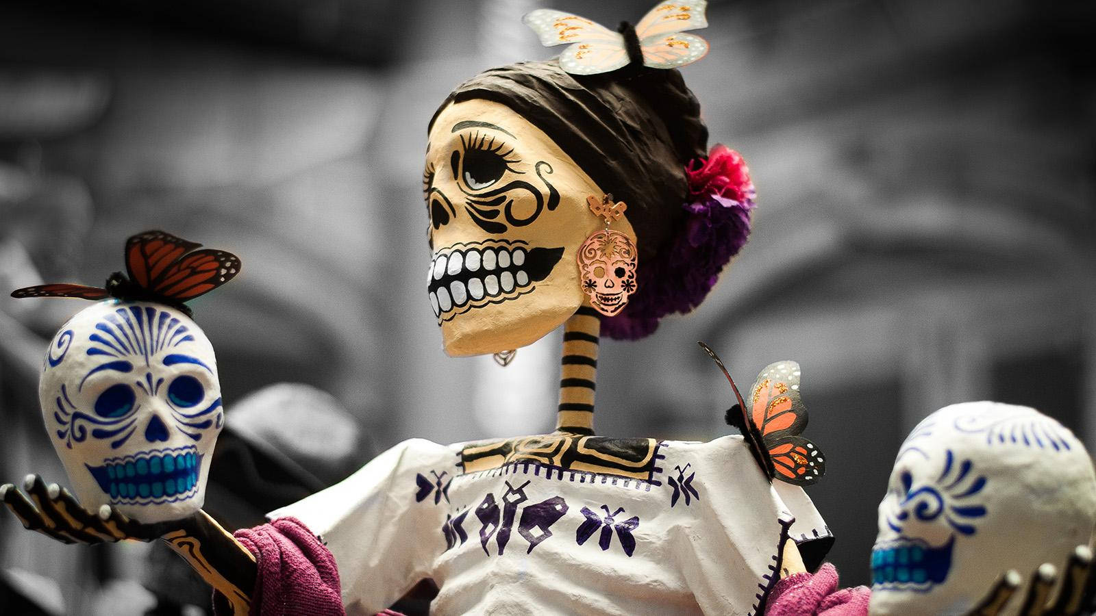 Dia De Los Muertos Skeleton Holding Skulls Wallpaper