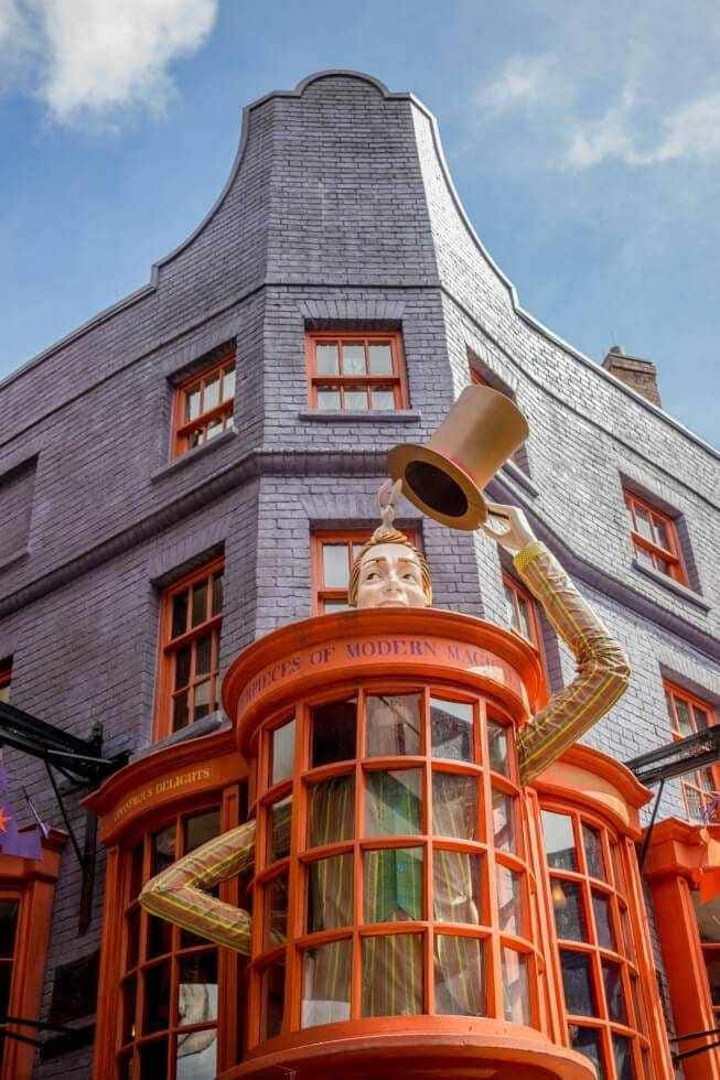 Magical Diagon Alley bustling with shoppers Wallpaper