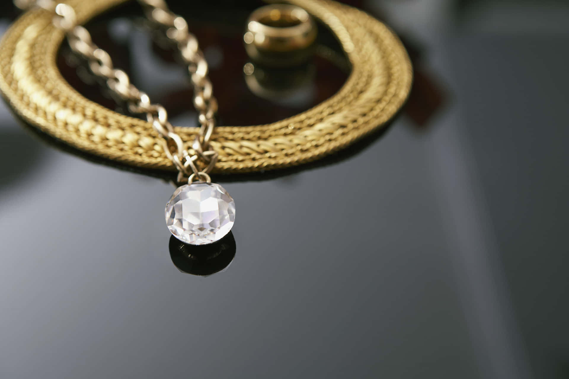 En glitrende diamant indfanget i en guldring, der afføder en følelse af luksuriøs elegance. Wallpaper