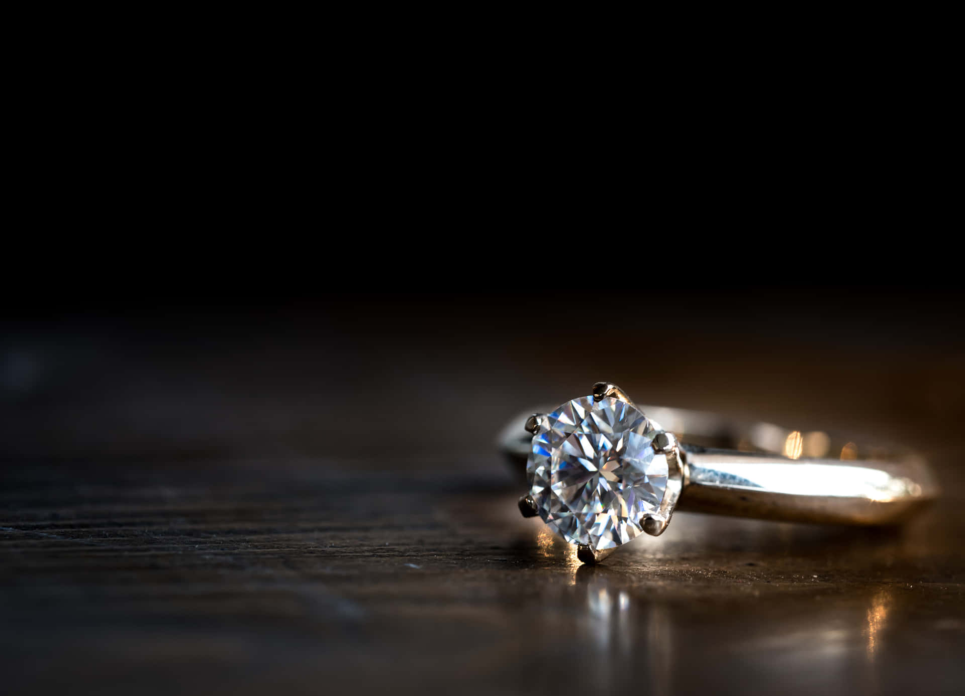 Anellodi Fidanzamento Con Diamante: Dettaglio Ravvicinato Della Coppia Sfondo