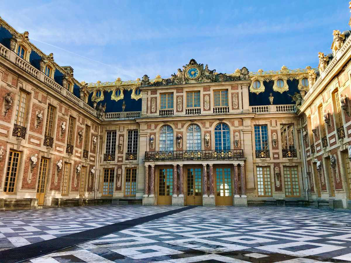Diamantmusterauf Dem Boden Im Palast Von Versailles Wallpaper