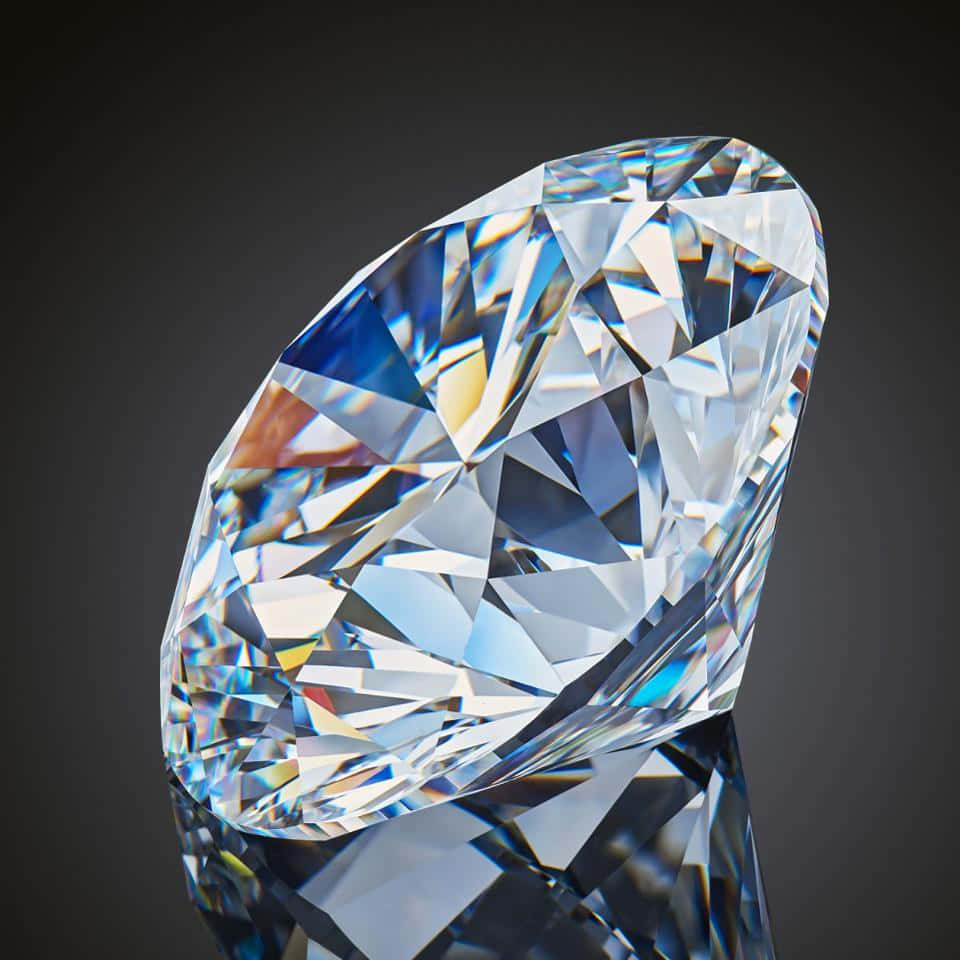 Einfunkelnder Diamant Auf Einem Reichen Blauen Hintergrund.
