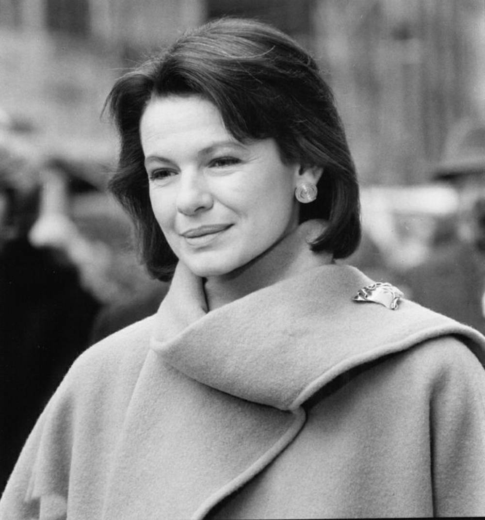 Dianne Wiest Black And White Bokeh Angle Shot Wallpaper