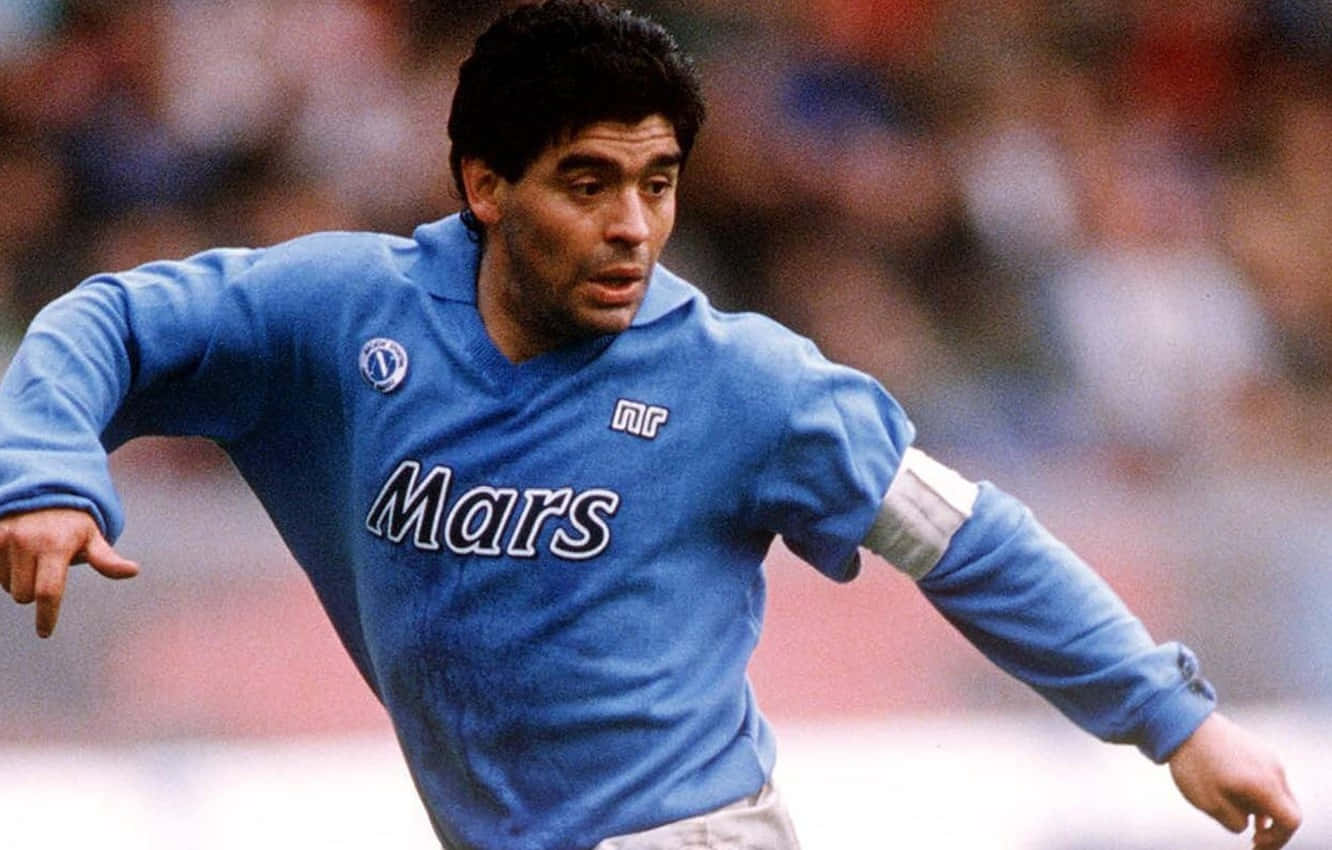 Fotografíade Diego Maradona Durante Un Juego De Fútbol En Primer Plano. Fondo de pantalla