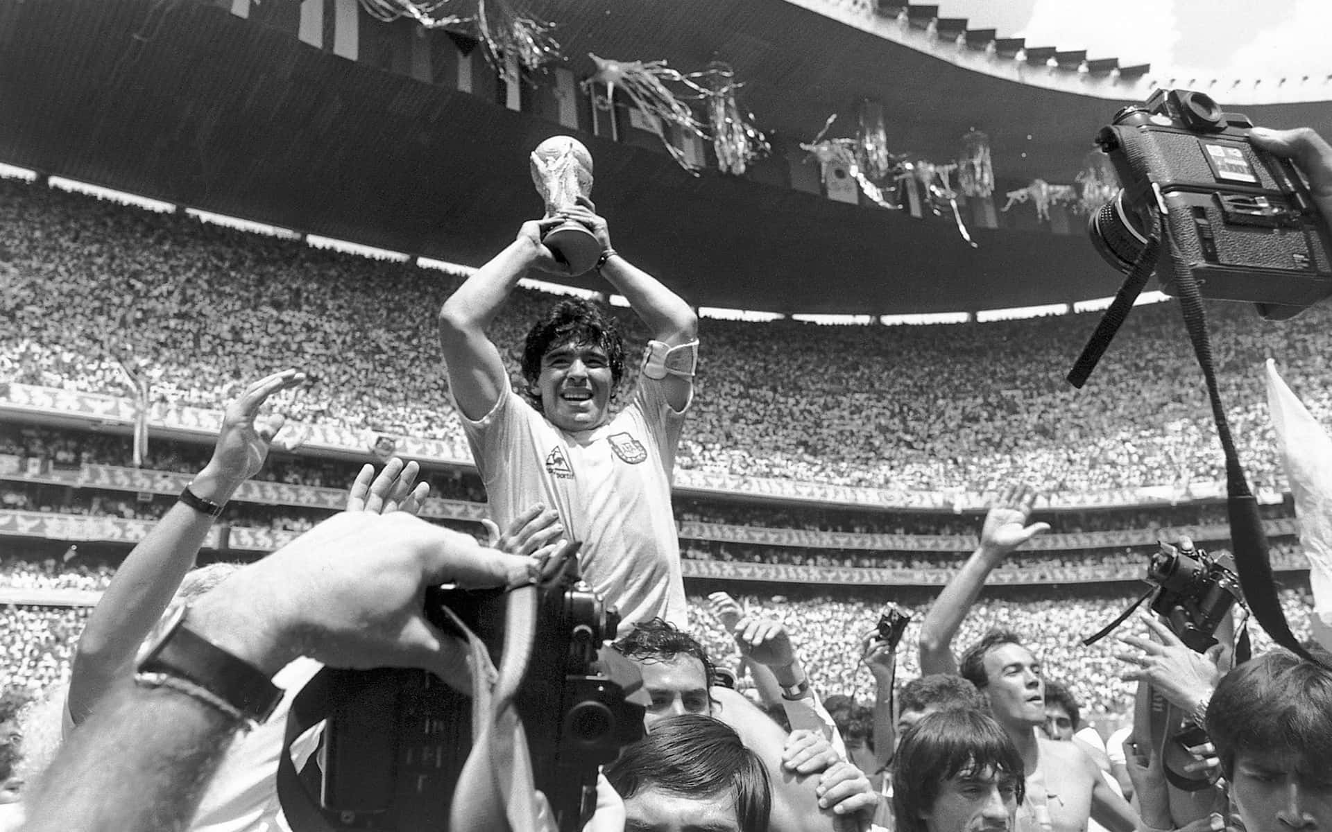 Fotografíaen Blanco Y Negro De Diego Maradona, Campeón De Fútbol. Fondo de pantalla