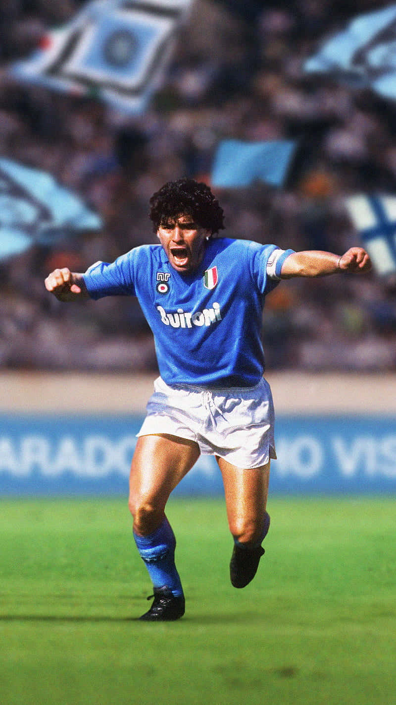 Fotografíade Diego Maradona Gritando De Victoria En El Fútbol. Fondo de pantalla